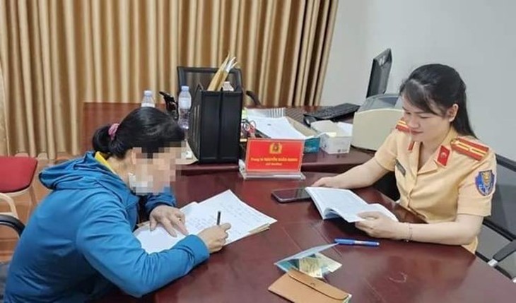 Nữ tài xế dùng chiêu trò 'né' camera phạt nguội - Ảnh 2.