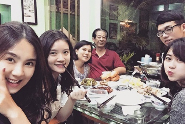 Mẹ ruột MC có nụ cười đẹp nhất VTV: Trẻ xinh, nắng mưa nuôi con gái ăn học thành tài - Ảnh 1. Mẹ ruột MC có nụ cười đẹp nhất VTV: Trẻ xinh, nắng mưa nuôi con gái ăn học thành tài - Ảnh 1.