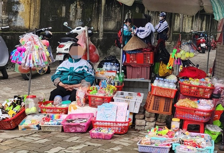 Tiêu hủy quà ăn vặt không rõ nguồn gốc, thực phẩm bẩn trước cổng trường học - Ảnh 2. Tiêu hủy quà ăn vặt không rõ nguồn gốc, thực phẩm bẩn trước cổng trường học - Ảnh 2.