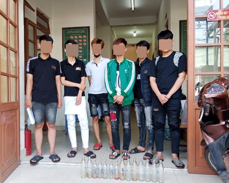 Ngăn chặn nhóm “giang hồ nhí” mang hung khí đi giải quyết mâu thuẫn - Ảnh 1.