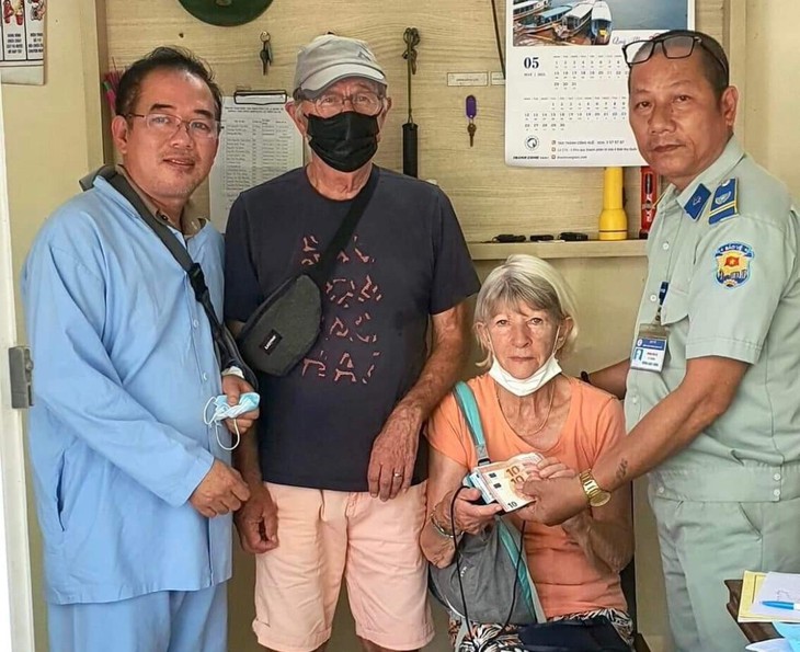 Bệnh nhân nước ngoài xúc động khi nhận lại tài sản đánh rơi từ cán bộ bệnh viện - Ảnh 1.