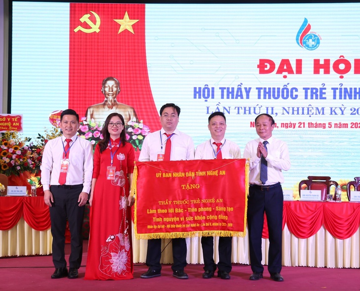 Thầy thuốc trẻ Nghệ An tư vấn sức khỏe, cấp phát thuốc miễn phí cho hơn 95.000 người dân - Ảnh 4.