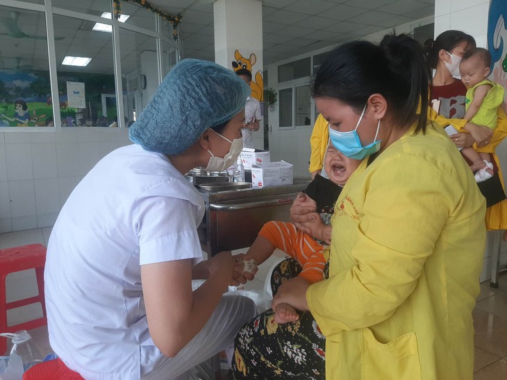 Nắng nóng khiến trẻ em nhập viện tăng cao, bác sỹ khuyến cáo gì? - Ảnh 4.