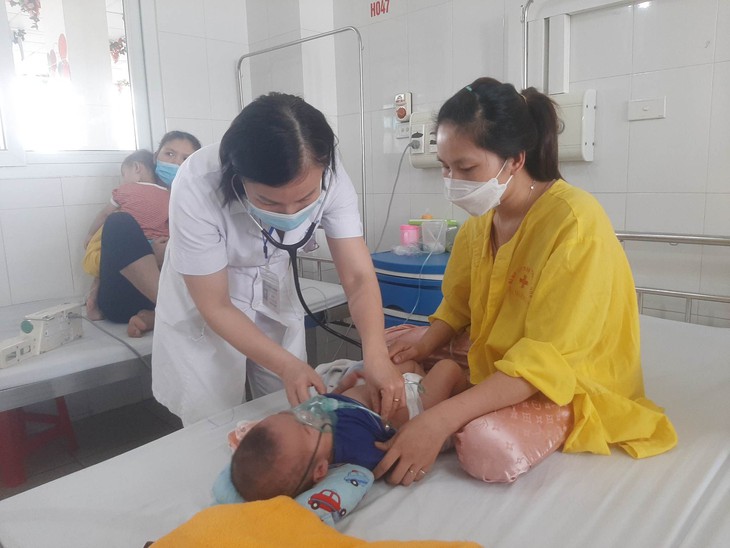 Nắng nóng khiến trẻ em nhập viện tăng cao, bác sỹ khuyến cáo gì? - Ảnh 3.