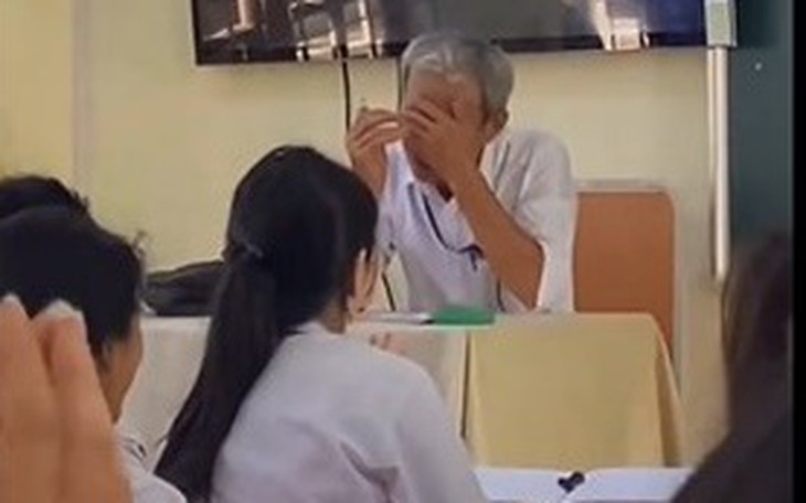 Xúc động clip thầy giáo già lau nước mắt ở buổi học chia tay học trò
