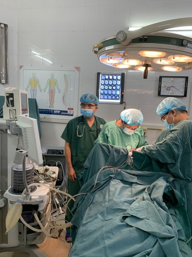Các bác sĩ tiến hành phẫu thuật cho bện nhi (ảnh BVCC).