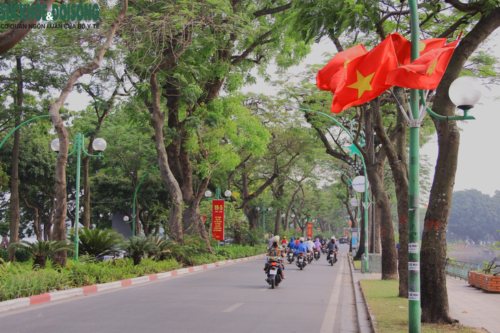 Điểm danh loạt cung đường, tuyến phố mát mẻ giữa "chảo lửa" Hà Nội - Ảnh 1.