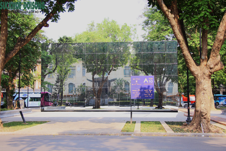 Hà Nội: Người dân thích thú trải nghiệm khối gương lập phương khổng lồ - Ảnh 2. Hà Nội: Người dân thích thú trải nghiệm khối gương lập phương khổng lồ - Ảnh 2.