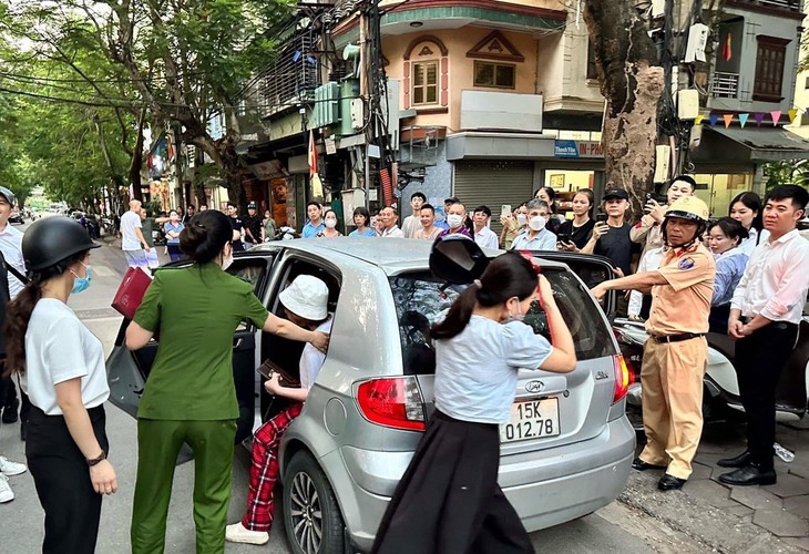 Diễn biến mới nhất vụ cô gái nằm nghe nhạc, cố thủ hàng giờ trong xe ở Hải Phòng - Ảnh 1.