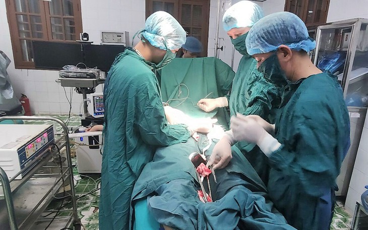 Mổ cấp cứu thành công ca chửa ngoài tử cung phức tạp ngoài đảo xa