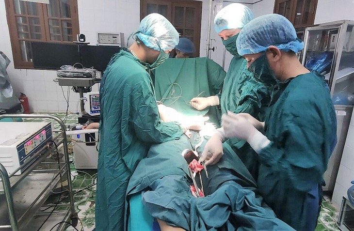 Mổ cấp cứu thành công ca chửa ngoài tử cung phức tạp ngoài đảo xa - Ảnh 1.