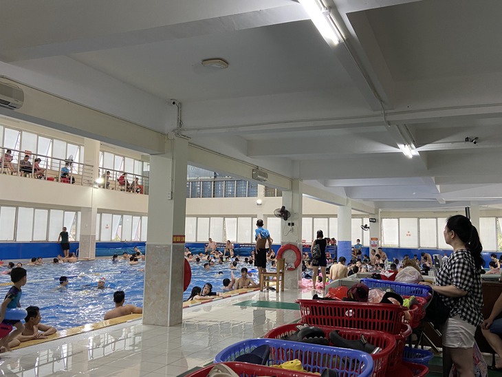 Nắng nóng, người dân Thủ đô đổ xô đến các bể bơi "giải nhiệt" - Ảnh 4.