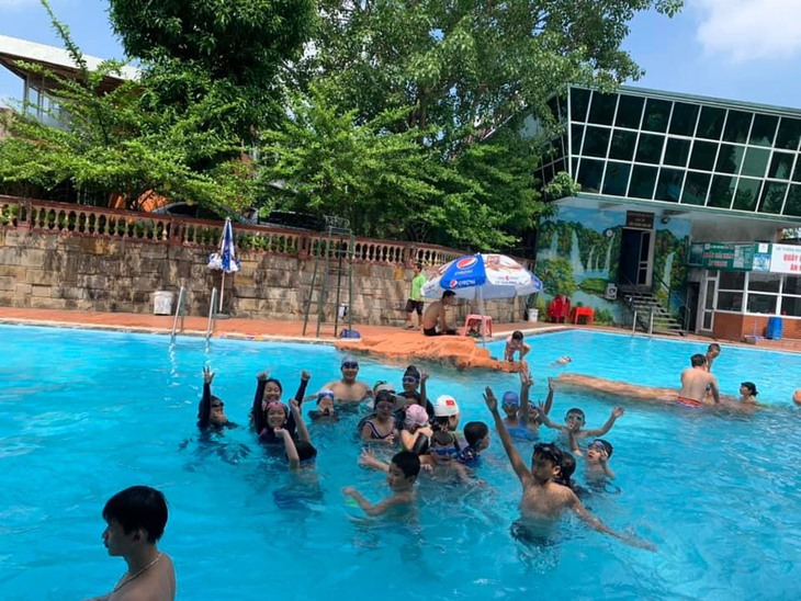 Nắng nóng, người dân Thủ đô đổ xô đến các bể bơi "giải nhiệt" - Ảnh 3.