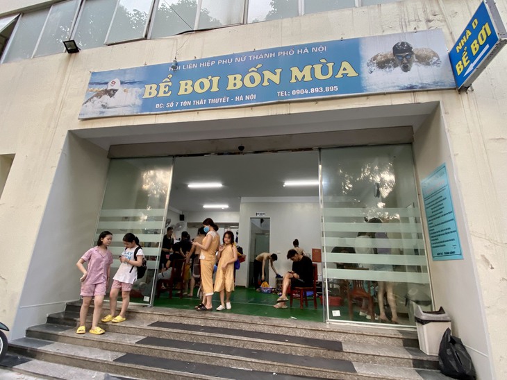 Tại lối sảnh ra vào bể bơi đông nghịt người.