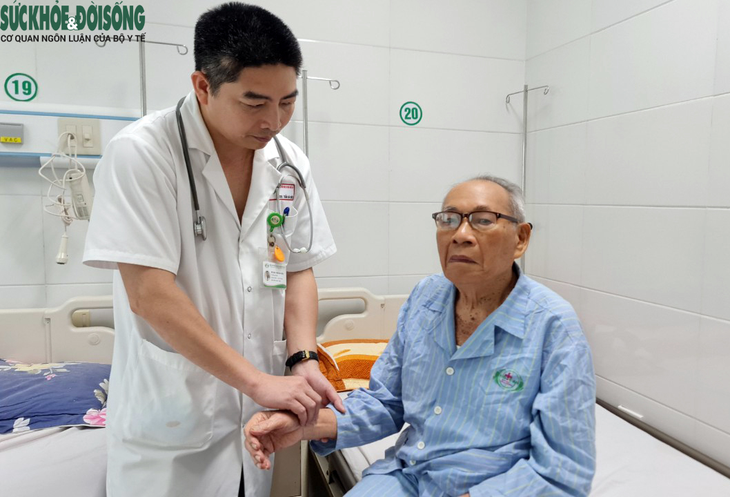 Nắng nóng đỉnh điểm, bệnh nhân và người nhà cơ cực - Ảnh 2.