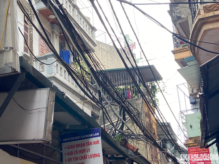 Dây điện chằng chịt như “mạng nhện” giăng khắp phố phường Thủ đô - Ảnh 3.