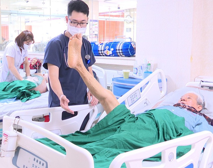 Cụ ông 93 tuổi vượt qua cơn đột quỵ nhờ giờ 'vàng' - Ảnh 1.