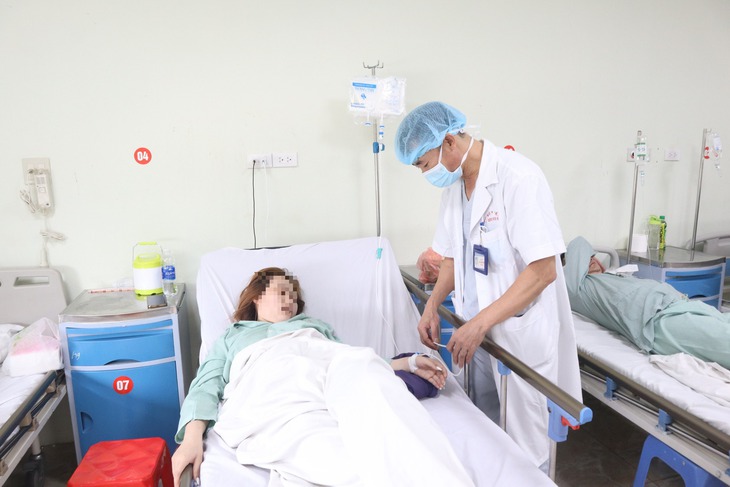 Đề phòng thượng mã phong cho chú rể, cô dâu bất ngờ bị chiếc kim khâu dài 5cm đâm xuyên mông - Ảnh 2.
