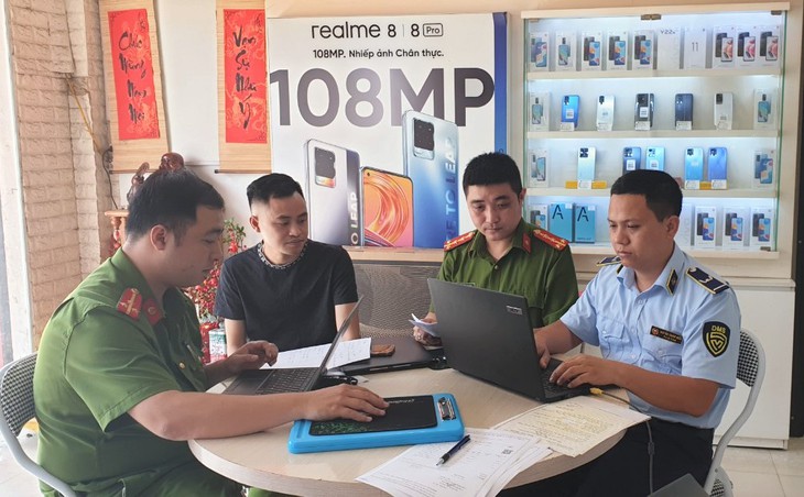 Một tiểu thương thu mua điện thoại Iphone trôi nổi trên thị trường về bán kiếm lời - Ảnh 2. Một tiểu thương thu mua điện thoại Iphone trôi nổi trên thị trường về bán kiếm lời - Ảnh 2.