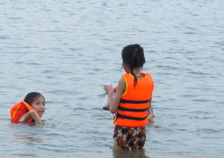 Nắng nóng, nhiều gia đình đưa con em đến sông Lam giải nhiệt - Ảnh 4. Nắng nóng, nhiều gia đình đưa con em đến sông Lam giải nhiệt - Ảnh 4.