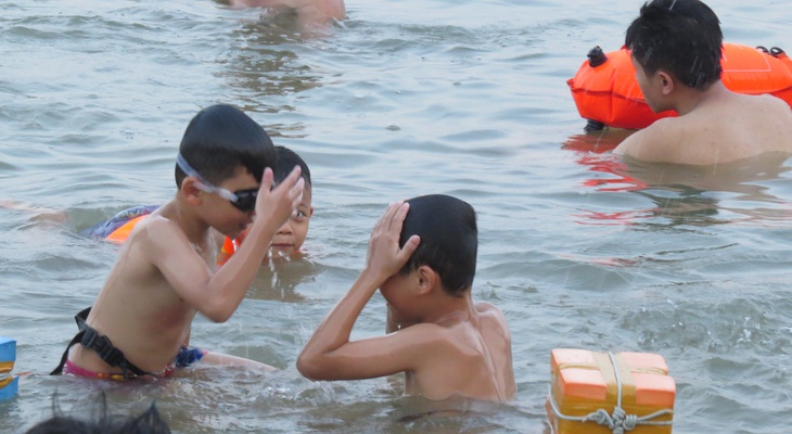 Nắng nóng, nhiều gia đình đưa con em đến sông Lam giải nhiệt - Ảnh 2. Nắng nóng, nhiều gia đình đưa con em đến sông Lam giải nhiệt - Ảnh 2.