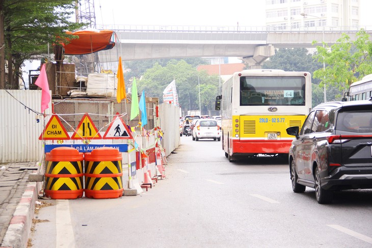 Cấm xe máy, chuyển hướng lưu thông khu vực nút giao Mai Dịch- Ảnh 3.