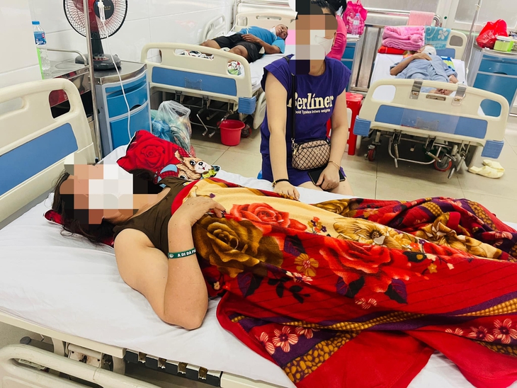 Đang sửa thang máy vận chuyển thức ăn, chủ nhà bất cẩn bị kẹt đầu dẫn đến hôn mê, suy hô hấp
- Ảnh 1.