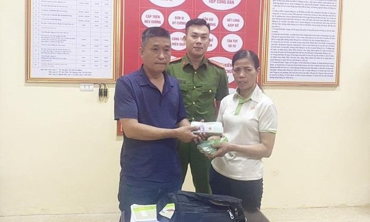 Nhiều tấm gương nhặt được của rơi, tìm người trả lại - Ảnh 1.