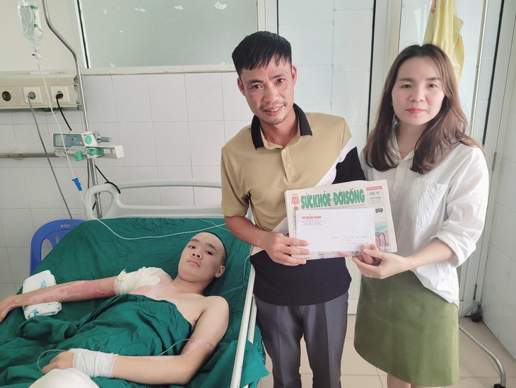 Gần 30 triệu đồng đến với cậu bé mồ côi cha bị bỏng nặng vì điện giật - Ảnh 2. Gần 30 triệu đồng đến với cậu bé mồ côi cha bị bỏng nặng vì điện giật - Ảnh 2.