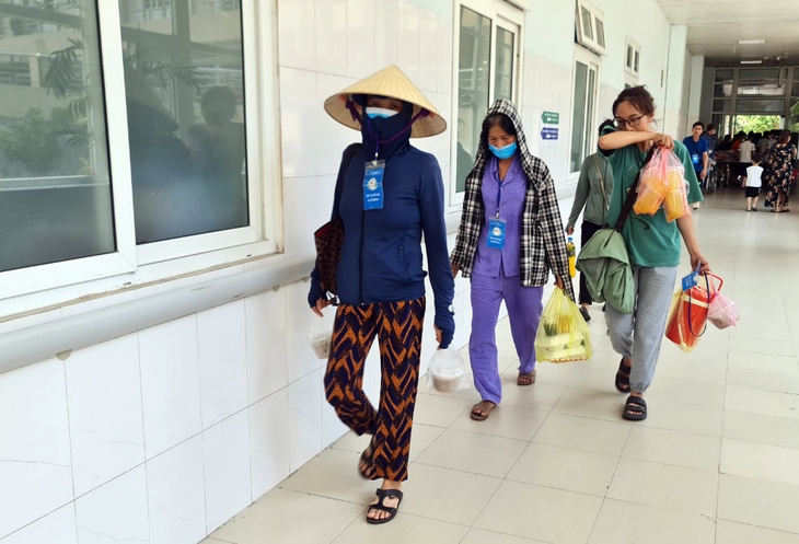 Nắng nóng đỉnh điểm, bệnh nhân và người nhà cơ cực - Ảnh 4.
