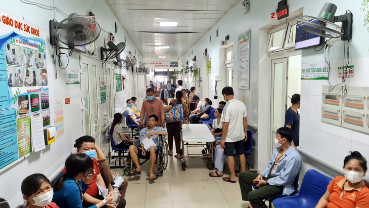 Nắng nóng đỉnh điểm, bệnh nhân và người nhà cơ cực - Ảnh 1.