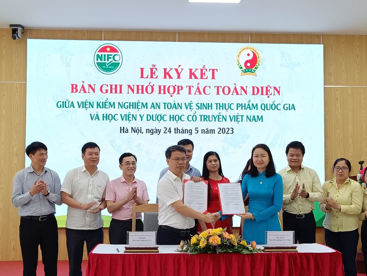 Viện Kiểm nghiệm an toàn vệ sinh thực phẩm Quốc gia và Học viện Y Dược học cổ truyền Việt Nam ký kết hợp tác - Ảnh 1. Viện Kiểm nghiệm an toàn vệ sinh thực phẩm Quốc gia và Học viện Y Dược học cổ truyền Việt Nam ký kết hợp tác - Ảnh 1.