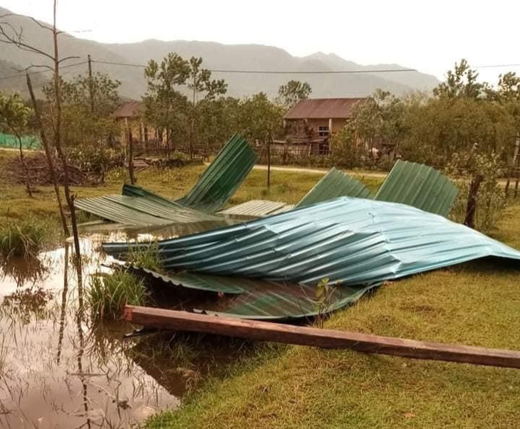 Dông lốc làm hàng chục nhà dân ở Thừa Thiên Huế tốc mái, một học sinh lớp 5 bị sét đánh - Ảnh 6. Dông lốc làm hàng chục nhà dân ở Thừa Thiên Huế tốc mái, một học sinh lớp 5 bị sét đánh - Ảnh 6.