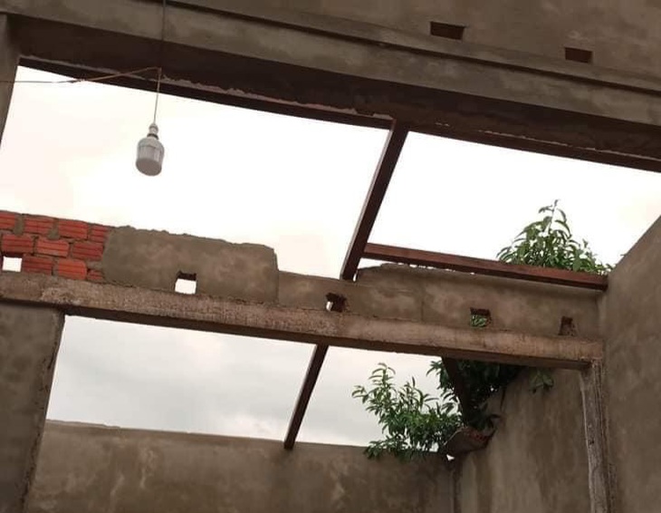 Dông lốc làm hàng chục nhà dân ở Thừa Thiên Huế tốc mái, một học sinh lớp 5 bị sét đánh - Ảnh 5. Dông lốc làm hàng chục nhà dân ở Thừa Thiên Huế tốc mái, một học sinh lớp 5 bị sét đánh - Ảnh 5.