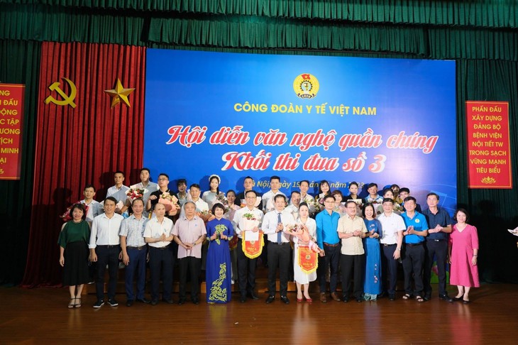 12 bệnh viện trung ương 'tranh tài' văn nghệ chào mừng Đại hội Công đoàn các cấp - Ảnh 1. 12 bệnh viện trung ương 'tranh tài' văn nghệ chào mừng Đại hội Công đoàn các cấp - Ảnh 1.