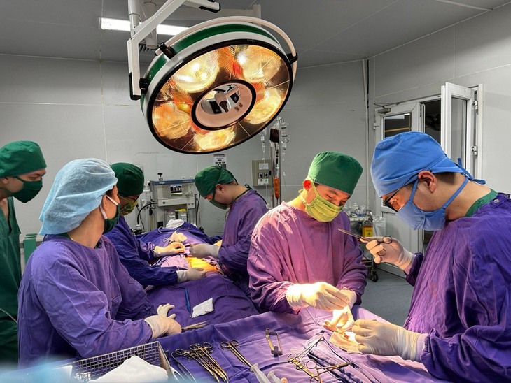 Kích hoạt "báo động đỏ" khẩn cấp cứu người đàn ông thoát chết kỳ diệu sau tai nạn giao thông - Ảnh 1. Kích hoạt "báo động đỏ" khẩn cấp cứu người đàn ông thoát chết kỳ diệu sau tai nạn giao thông - Ảnh 1.