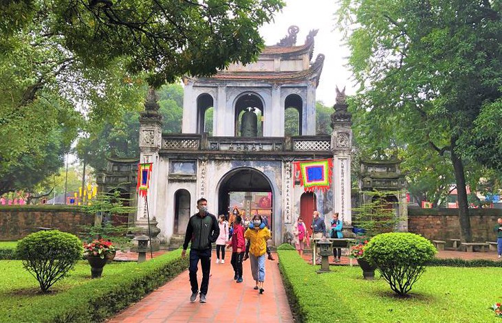 Văn Miếu - Quốc Tử Giám nâng cấp vé điện tử, nhân viên không còn phải xé vé khi khách vào cửa - Ảnh 2.