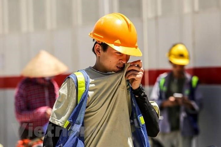 Cách phòng tránh rủi ro khi làm việc dưới thời tiết nắng nóng bạn nên biết - Ảnh 1. Cách phòng tránh rủi ro khi làm việc dưới thời tiết nắng nóng bạn nên biết - Ảnh 1.