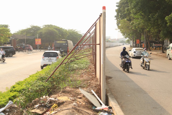 Nhiều tuyến đường rào chắn thi công gây cản trở giao thông - Ảnh 6.