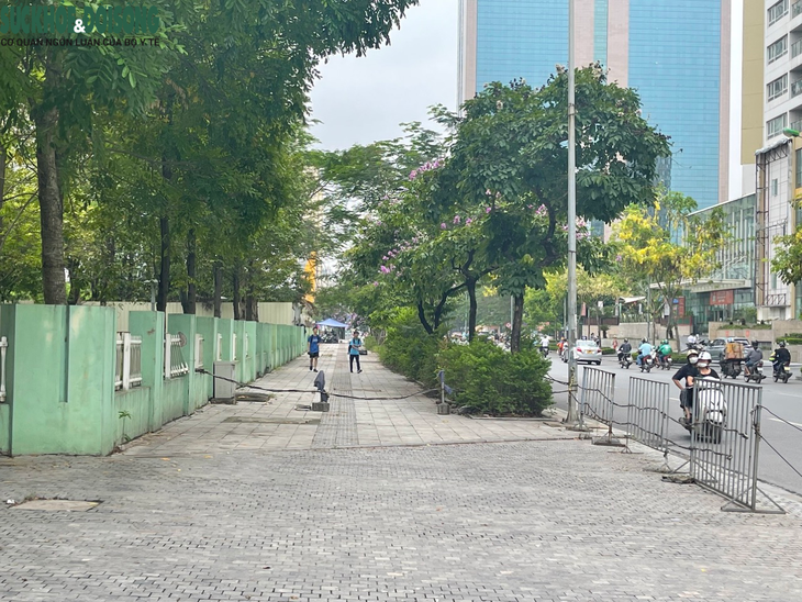 Muôn kiểu rào chắn để ngăn ô tô, xe máy leo lên vỉa hè ở Hà Nội - Ảnh 7.