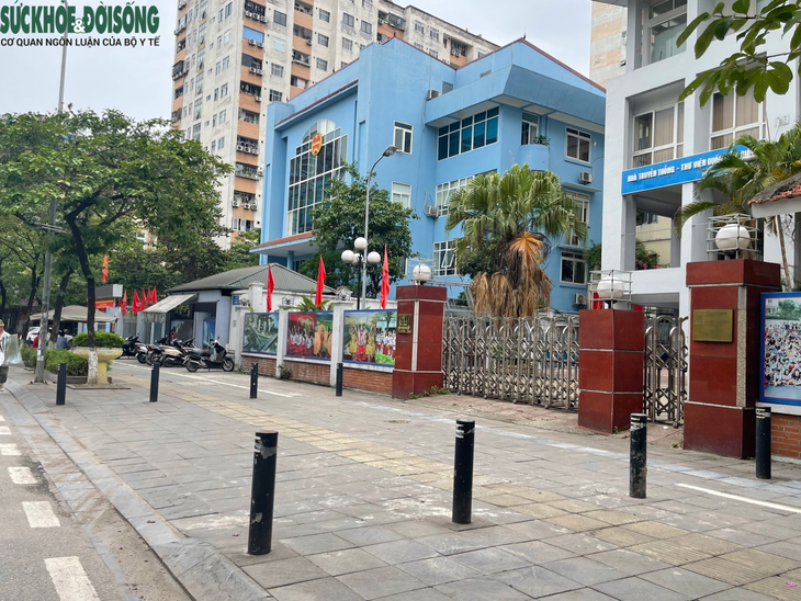 Muôn kiểu rào chắn để ngăn ô tô, xe máy leo lên vỉa hè ở Hà Nội - Ảnh 10.
