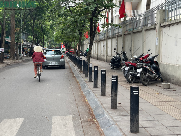 Muôn kiểu rào chắn để ngăn ô tô, xe máy leo lên vỉa hè ở Hà Nội - Ảnh 12.