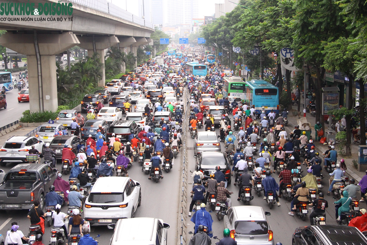 Sắp có 8 rào chắn thi công mọc lên giữa đường Nguyễn Trãi - Ảnh 1.