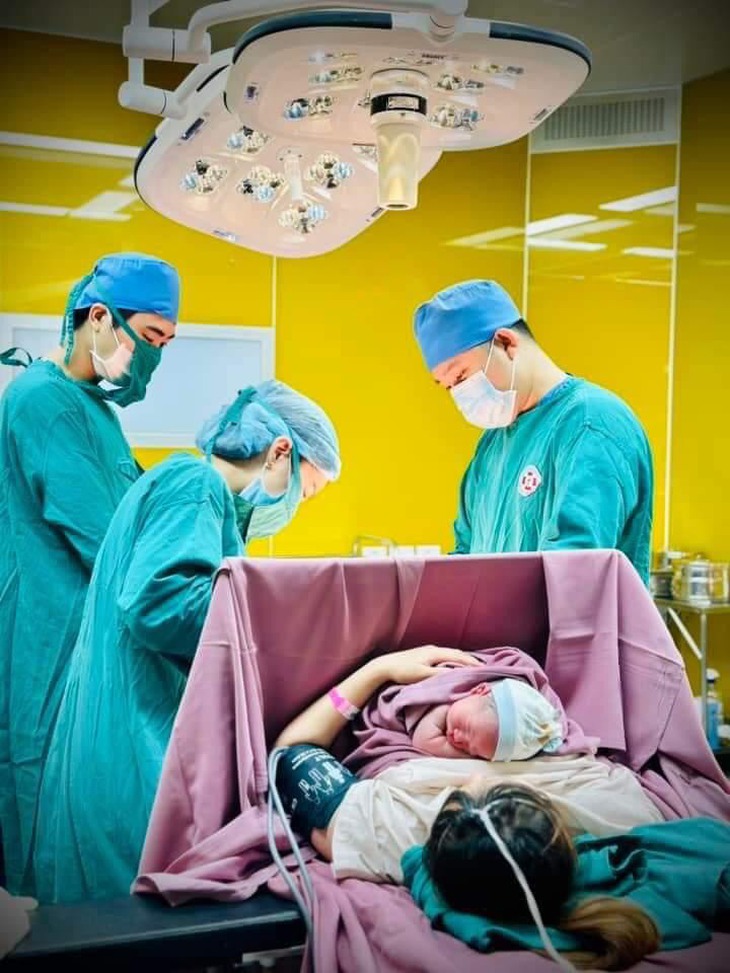 Bé gái với "vòng cổ đặc biệt" hiếm gặp đã chào đời an toàn - Ảnh 2.