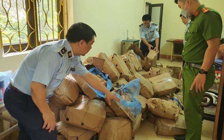 Kịp thời ngăn chặn 1,5 tấn chân lợn đông lạnh đang chảy nước, bốc mùi hôi thối chuẩn bị đi tiêu thụ