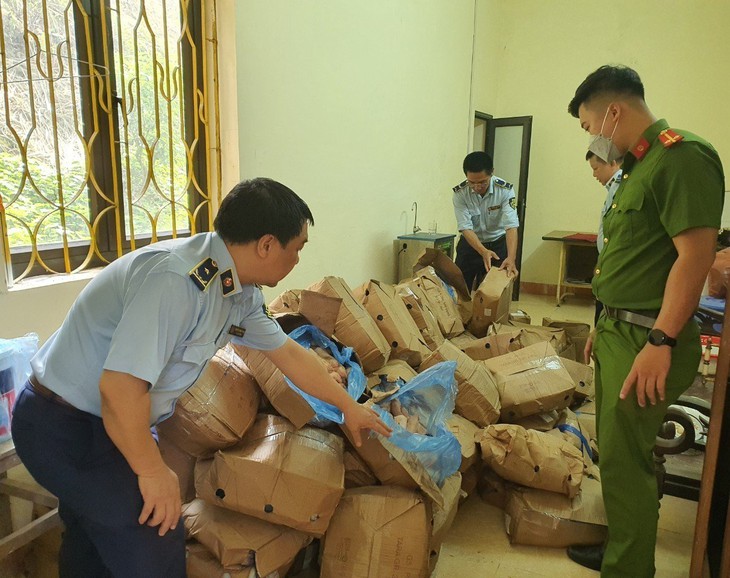 Lực lượng chức đang đang tiến hành kiểm tra, xử lý vụ việc Lực lượng chức đang đang tiến hành kiểm tra, xử lý vụ việc