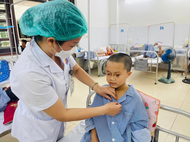 Đập đầu xuống sân trường trong giờ ra chơi, bé gái 9 tuổi bị chấn thương sọ não - Ảnh 2.