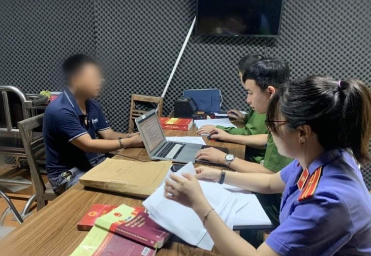 Bắt đối tượng truyền bá gần 200 video khiêu dâm để thu phí người xem - Ảnh 1.
