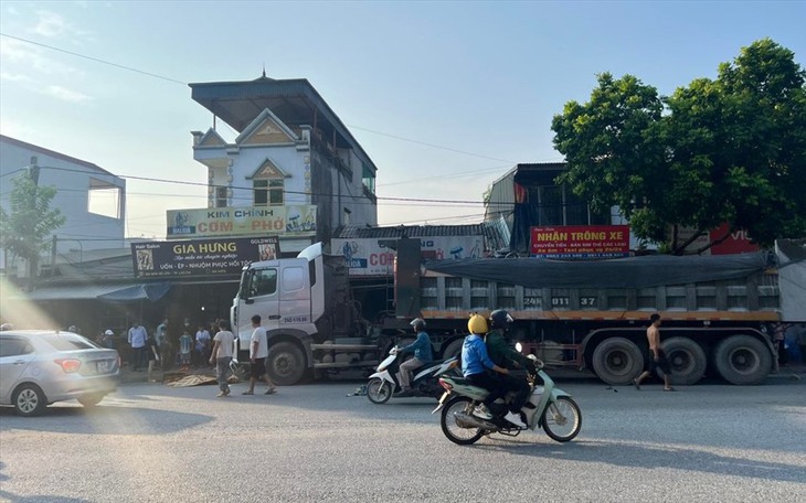 Xe máy va chạm với xe đầu kéo làm 3 người thương vong