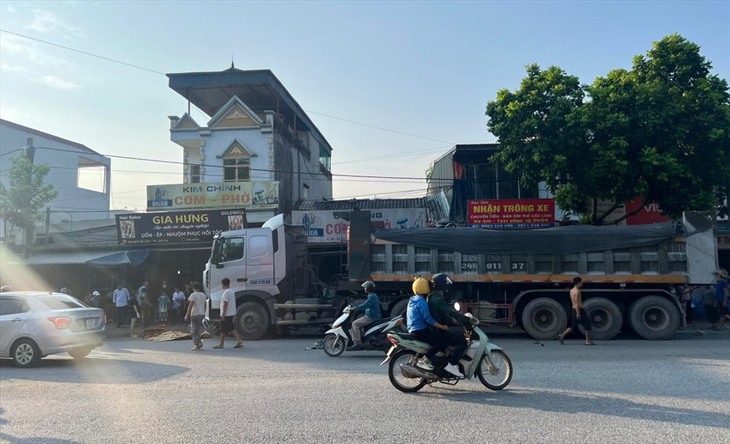 Xe máy va chạm với xe đầu kéo làm 3 người thương vong - Ảnh 1.